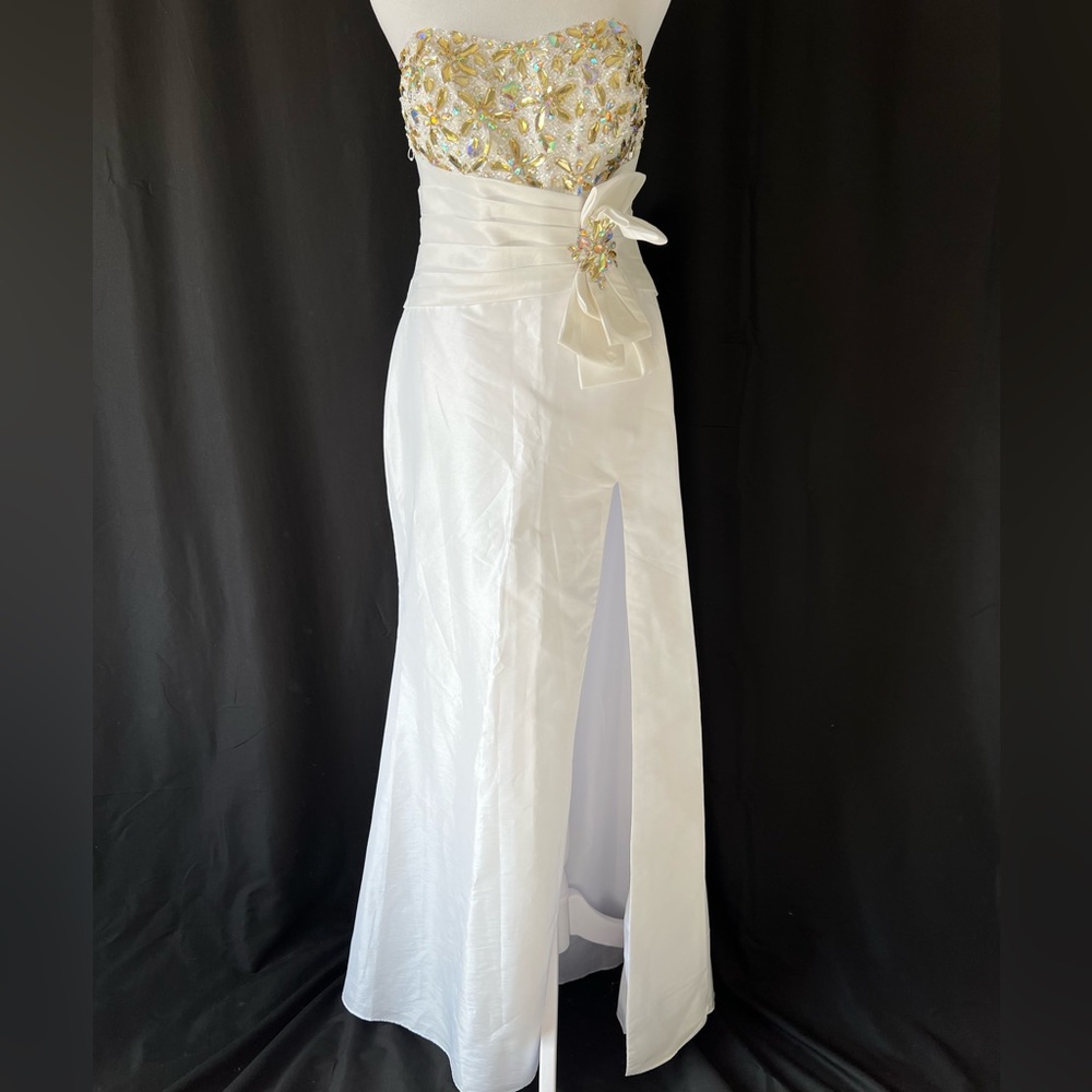 Alyce Designs Elegant evening dress size 6.